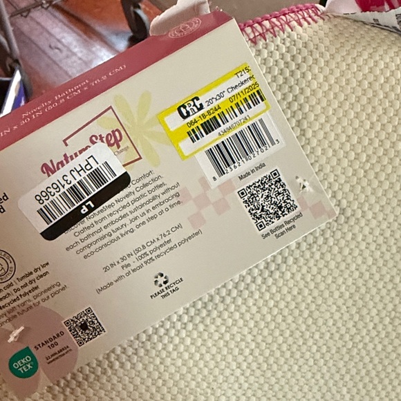 Lip-Shaped Bath Mat - Picture 5 of 5